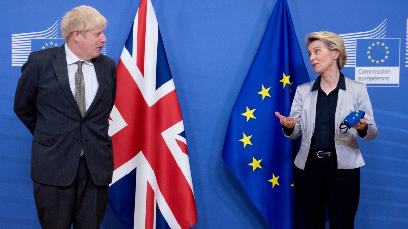 La presidenta de la Comissió Europea, Ursula von der Leyen, rep el primer ministre britànic, Boris Johnson, per negociar l'acord comercial post-Brexit amb el Regne Unit, a Brussel·les.