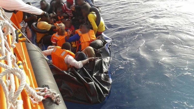 Migrantes de origen subsahariano rescatados por Salvamento Marítimo en una imagen de archivo.