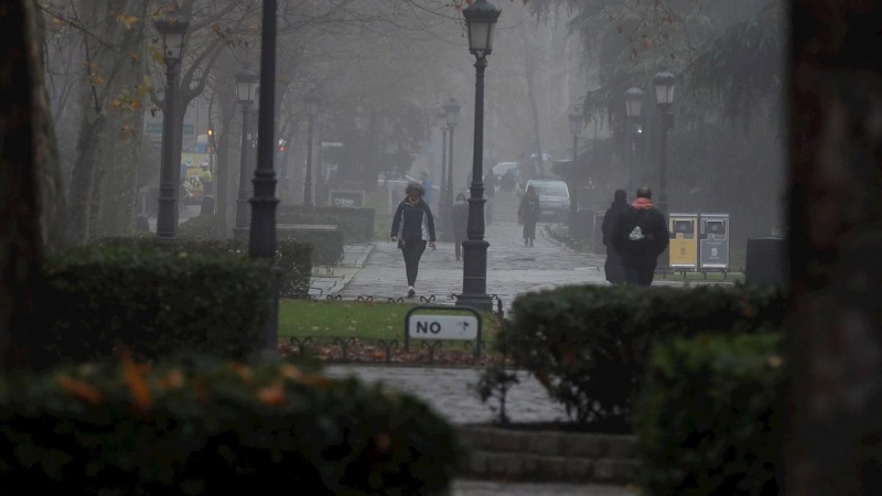 Varias personas caminan por el Paseo del Prado en Madrid.