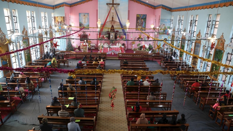 Los cristianos indios ofrecen oraciones navideñas en una iglesia en Jammu, India, el 25 de diciembre de 2020. A pesar de que los cristianos forman una pequeña minoría de la población india, aproximadamente el dos por ciento, la Navidad se celebra en todo