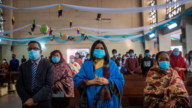 Dhaka (Bangladesh), 25/12/2020.- Bangladeshi Christians offer prayers on Christmas day at the St. Mary's Cathedral Church in Dhaka, Bangladesh, 25 December 2020. Christmas is celebrated in Bangladesh and across the world on 25 December to commemorate the