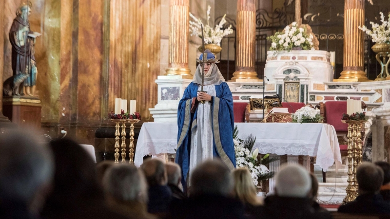La voz de la conocida soprano menorquina María Camps, acompañada por el sonido del órgano de Tomé Olives, se encargó ayer de cumplir con la tradición del canto de la Sibila (Cant de la Sibil·la), que sonó en la iglesia de Santa María de Mahón en su versió