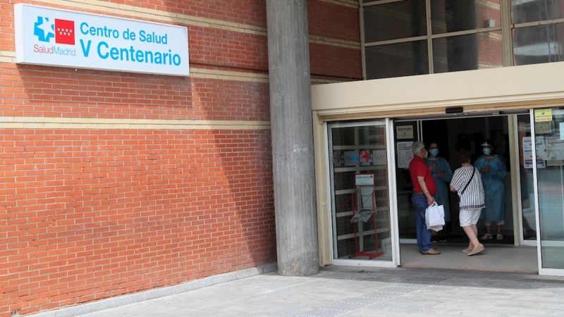 26/12/2020. Dos personas se informan en la entrada del centro de salud V Centenario de San Sebastián de los Reyes. - EFE