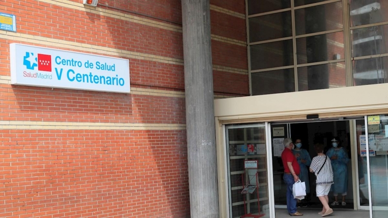 26/12/2020. Dos personas se informan en la entrada del centro de salud V Centenario de San Sebastián de los Reyes. - EFE