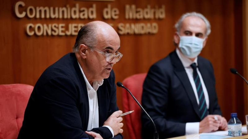 El viceconsejero de Salud Pública y Plan Covid-19, Antonio Zapatero (i), y el consejero de Sanidad de la Comunidad de Madrid, Enrique Ruiz Escudero (d), dan una rueda de prensa para actualizar la información sobre la situación epidemiológica y asistencial