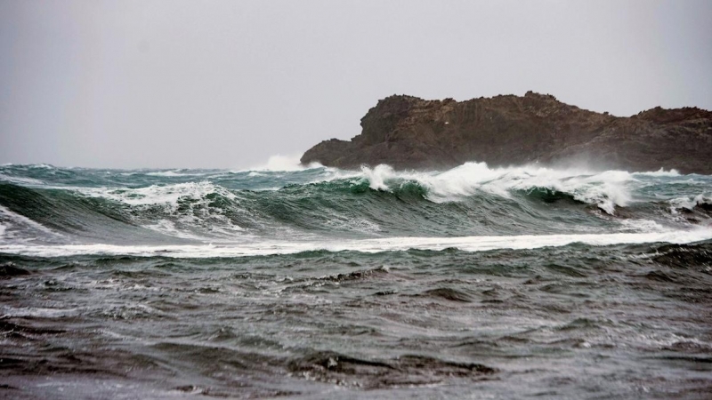 26/12/2020. Las olas rompen contra la costa en la Cala de Es Murtar, en el litoral norte de la isla de Menorca, este sábado. -EFE