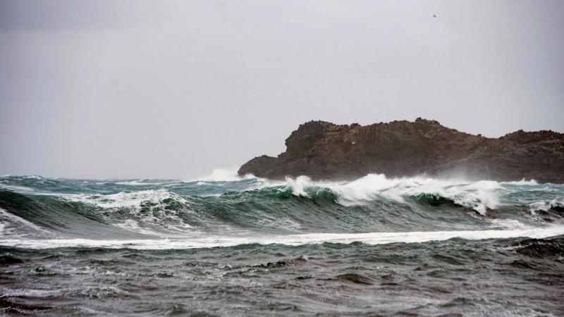 26/12/2020. Las olas rompen contra la costa en la Cala de Es Murtar, en el litoral norte de la isla de Menorca, este sábado. -EFE
