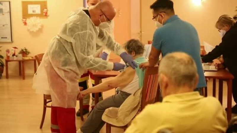 Alemania se adelanta al resto de Europa y vacuna un día antes a una mujer de 101 años