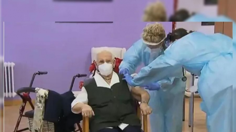Araceli, una mujer de 96 años, la primera vacunada en España contra la covid