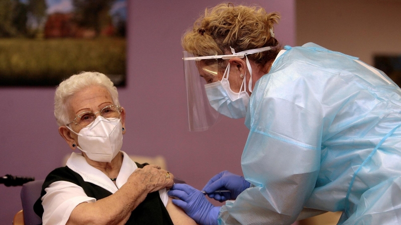 Araceli, una mujer de 96 años, ha recibido a las 9.00 horas la primera dosis de la vacuna en España.