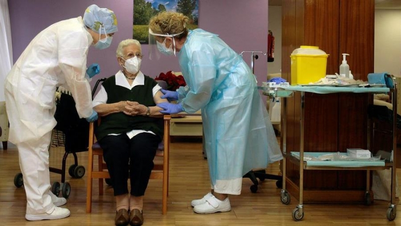 GUADALAJARA, 27/12/2020.- Araceli, una mujer de 96 años, residente en el centro de mayores Los Olmos de Guadalajara capital, ha recibido a las 9.00 horas la primera dosis de la vacuna en España. Tras ella será vacunada una trabajadora de 40 años de la mis