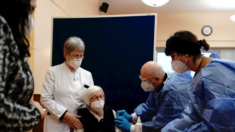 27/12/2020. Personas mayores y personal sanitario comienza a recibir la vacuna contra la covid-19. - EFE