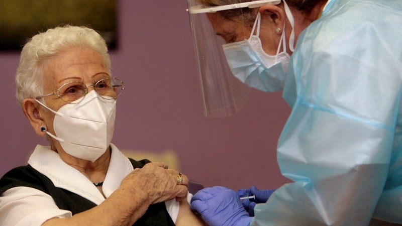 27/12/2020. Araceli, una mujer de 96 años residente en el centro de mayores Los Olmos de Guadalajara capital, ha recibido a las 9.00 horas la primera dosis de la vacuna en España. - EFE
