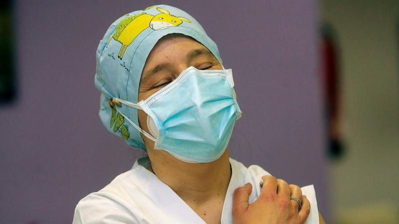 27/12/2020. Mónica, trabajadora de la residencia Los Olmos, ha sido la segunda persona vacunada. - Reuters