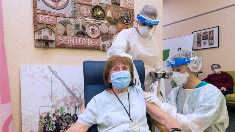 27/12/2020. María Dolores Luzuriaga ha sido vacunada en el centro de atención a la dependencia de Cueto, en Santander. - EFE