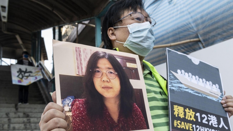 Un activista sostiene una imagen de Zhang Zhan, este lunes, en Hong Kong.