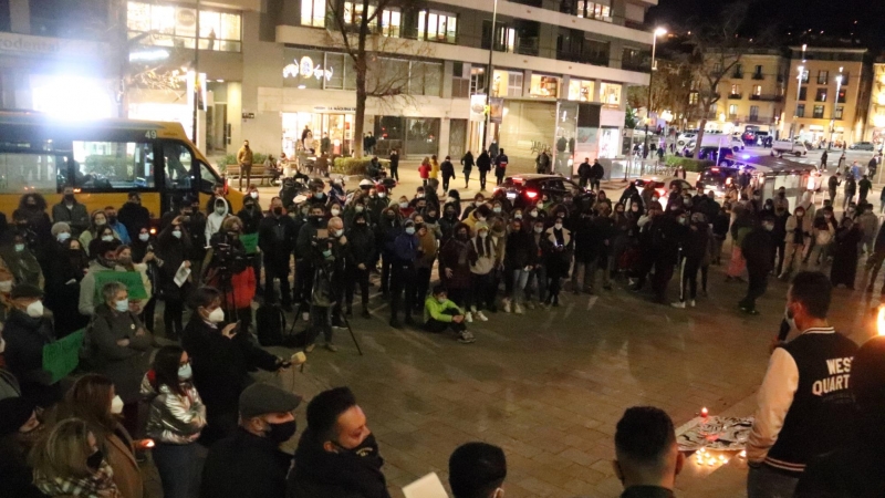 Concentració per denunciar la mort d'un jove marroquí davant de la Delegació de la Generalitat a Girona.