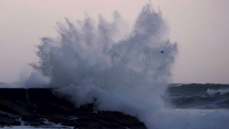 Las olas rompen con fuerza contra las rocas de la costa de la ciudad de La Coruña.