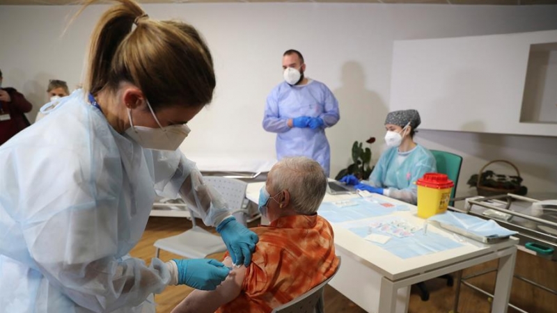 Una interna de la Residencia Mixta de Gijón antes de recibir hoy domingo la primera vacuna contra el covid-19 desarrollada por la compañía Pfizer.