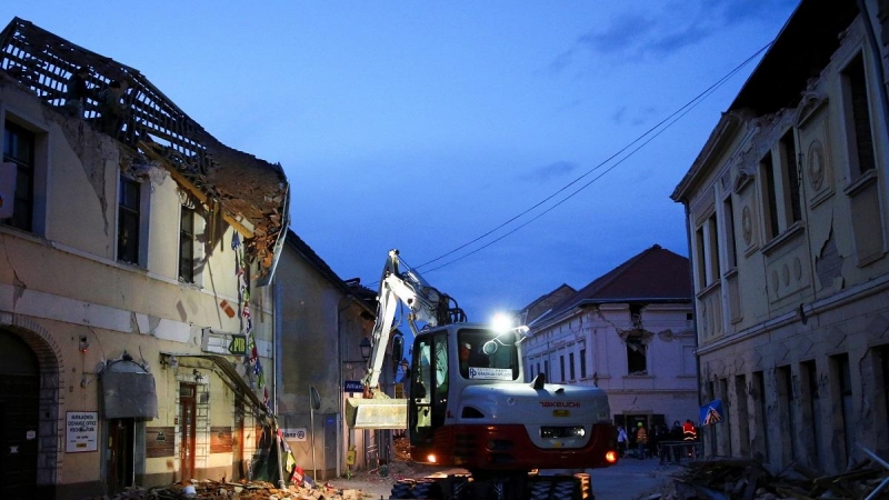 Una excavadora limpia los escombros tras el terremoto en Petrinja, Croacia.