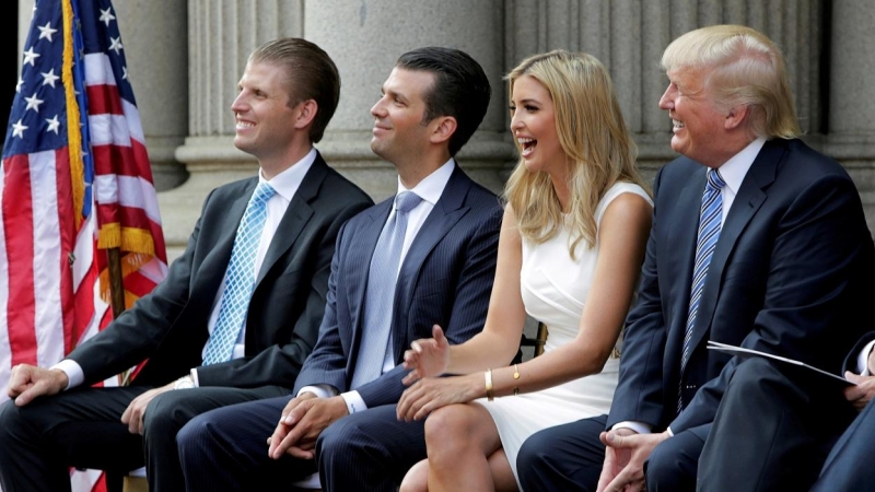 Foto de julio de 2014, antres de su llegada a la Casa Blanca, de Donald Trump con sus hijos Eric, Donald Jr., e Ivanka, en la inauguración del Trump International Hotel en el Old Post Office Building, en Washington. REUTERS / Gary Cameron