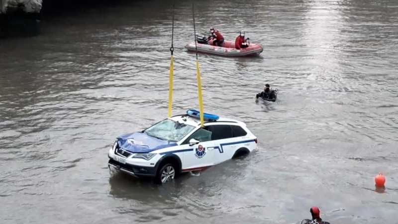 Rescatado sin vida el ertzaina que se ha precipitado con su vehículo patrulla al río