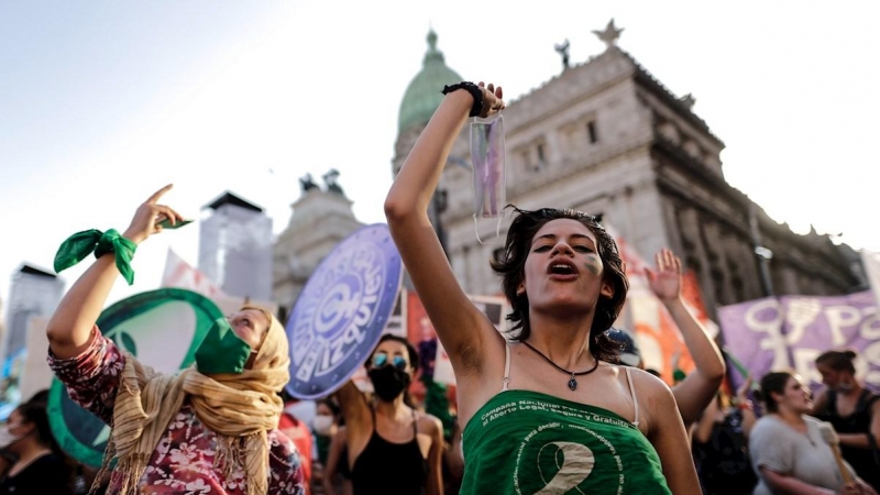 29/12/2020.- Miles de personas esperan a las afueras del Congreso de la Nación la votación en el Senado por la legalización del aborto, en Buenos Aires (Argentina).