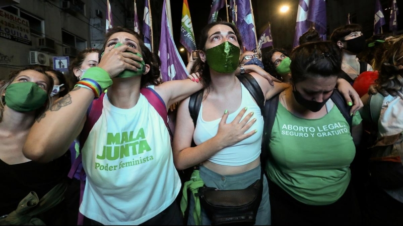 Manifestantes reaccionan a la aprobación de la ley.