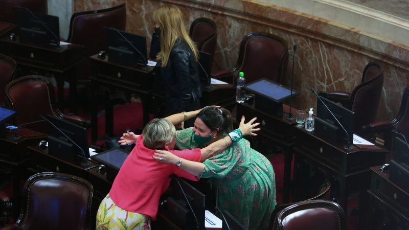 El abrazo entre dos senadoras tras la aprobación de la ley del aborto en el senado.