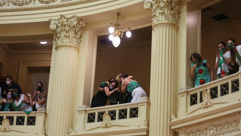 Felicidad en las tribunas del senado argentino tras la aprobación de la ley del aborto.