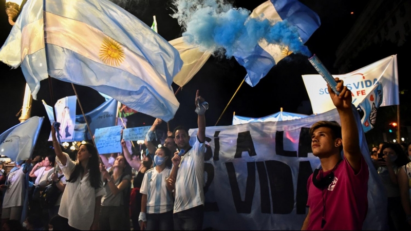 Manifestantes en contra del aborto en Argentina.