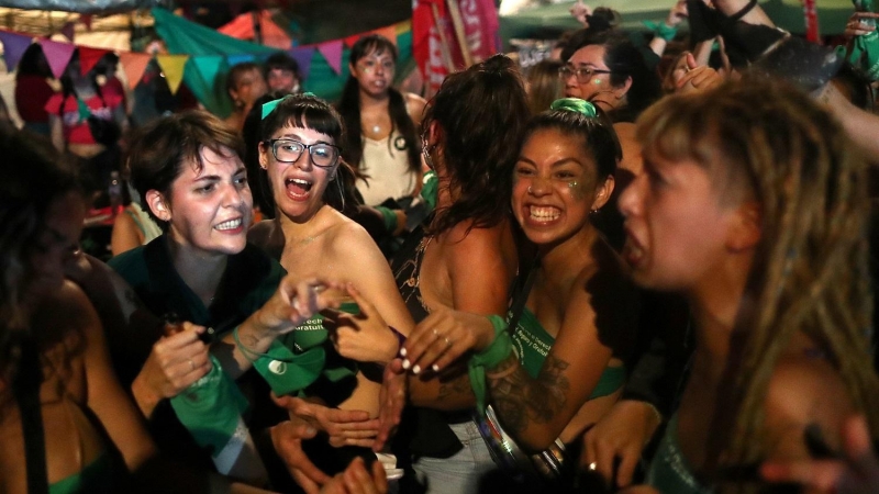 Manifestantes a favor del aborto en Argentina.