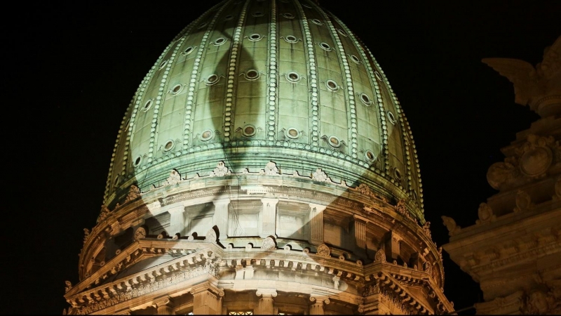 La cúpula del Congreso argentino con los colores del movimiento pro abortista.