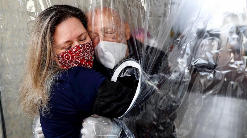 María Paula Moraes abraza hoy su padre Wanderley de 82 años, que vive en una residencia de ancianos en la ciudad de Sao Paulo (Brasil)