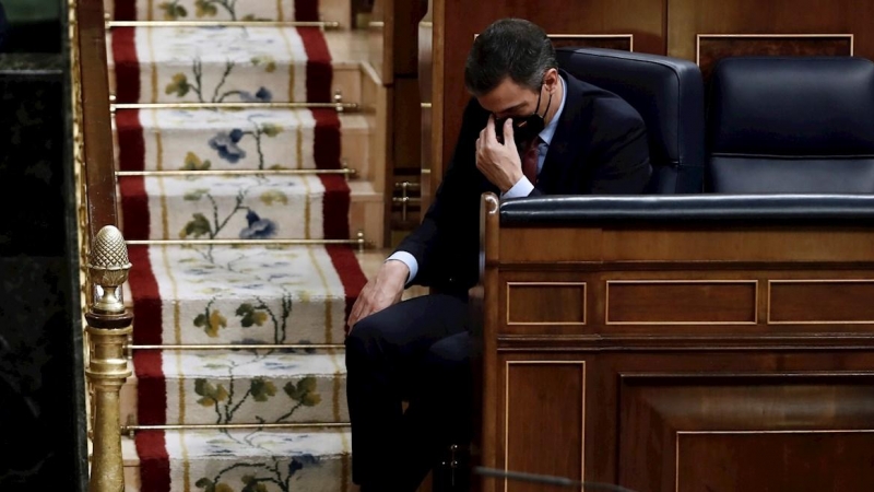 El presidente del gobierno Pedro Sánchez, escucha la intervención del líder de Vox, Santiago Abascal, durante la moción de censura de Vox al gobierno de coalición en el Congreso de los Diputados este miércoles