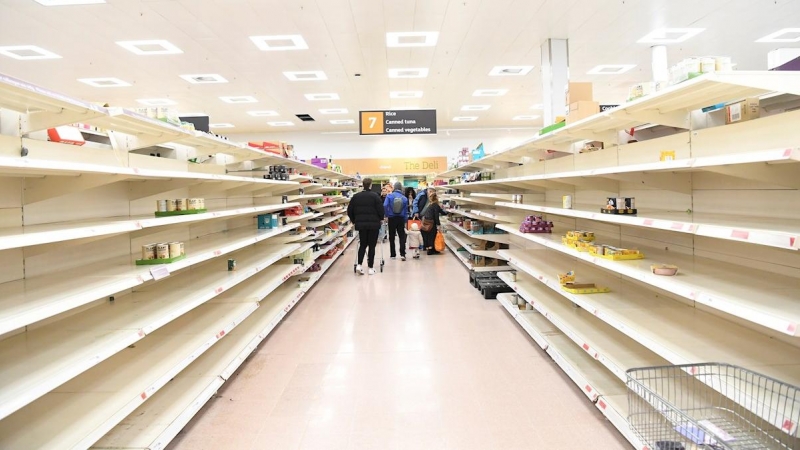 Estantes prácticamente vacíos en un supermercado del sur de Londres el 15 de marzo de 2020. Los ciudadanos de toda Europa comenzaron a aprovisionarse de alimentos lo que causó desabastecimiento en supermercados en medio de las medidas tomadas por varios