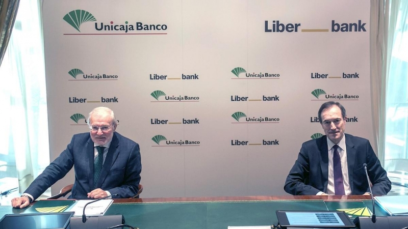 El presidente de Unicaja, Manuel Azuaga (i) junto con el consejero delegado de Liberbank, Manuel Menéndez (d) durante la firma de la fusión entre ambas entidades en un acto celebrado  en Málaga. EFE