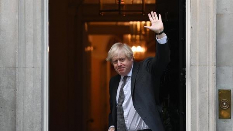 El primer ministro británico Boris Johnson regresa al número 10 de Downing Street después de votar en el parlamento en Londres.
