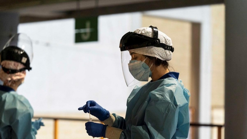 Sanitarios realizan pruebas en Córdoba mediante test de antígenos.