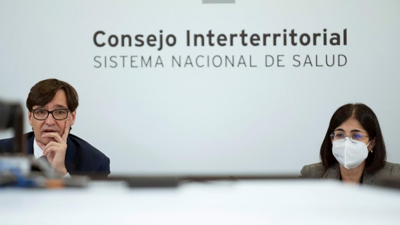 El todavía ministro de Sanidad, Salvador Illa, y la ministra de Política Territorial, Carolina Darias (con mascarilla), durante una reunión del Consejo Interterritorial de Salud, con los presidentes de las comunidades autónomas. EFE/Moncloa /Borja Puig de