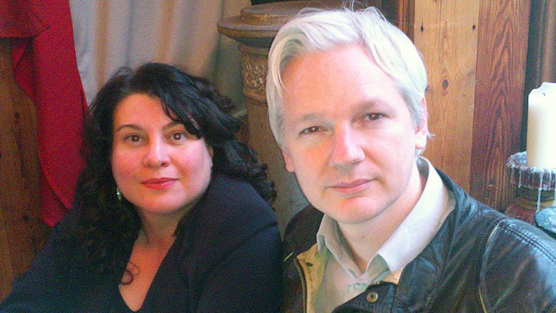 La periodista italiana Stefania Maurizi, con Julian Assange en una reunión de trabajo en 2012.