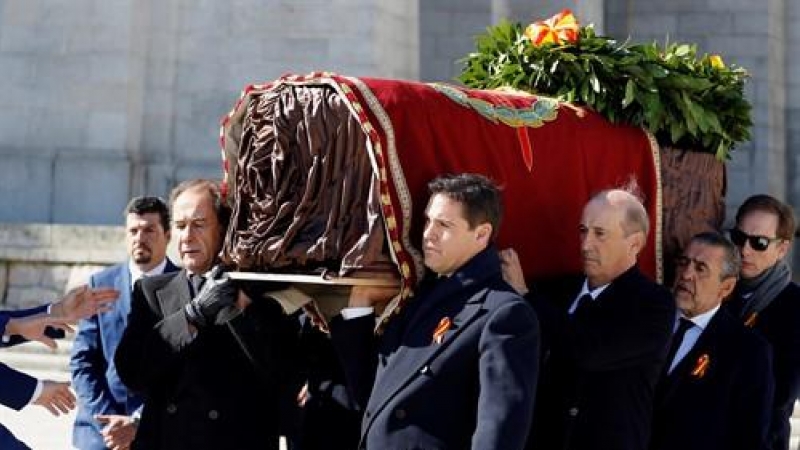 Cinco de los nietos de Francisco Franco portan su féretro tras la exhumación del dictador, el pasado 24 de octubre de 2019.