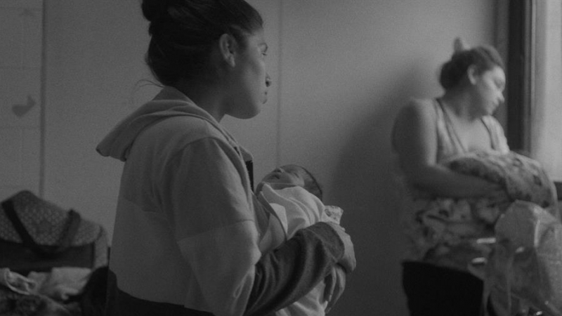 Fotografía cedida de la grabación del documental argentino 'Niña mamá', que retrata a adolescentes embarazadas que recién parieron o que están internadas por abortos inseguros y clandestinos. Cada año, unas 90.000 adolescentes tienen un hijo en Argentina