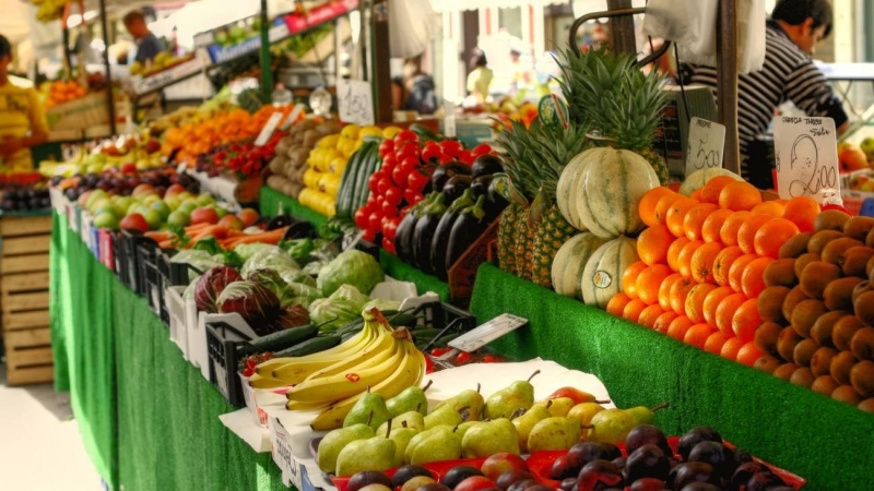 Puesto de frutas y verduras.