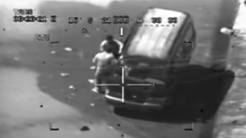 Captura del vídeo 'Collateral Murder' un instante antes de que el helicóptero Apache de EEUU ametralle a los que tratan de subir a una furgoneta al fotógrafo de Reuters que había herido antes.