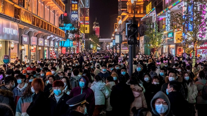 Celebración del Año Nuevo en las calles de Wuhan.