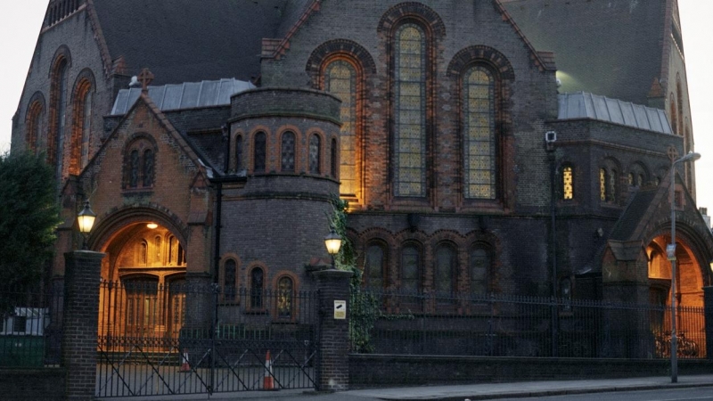 Iglesia en Hampstead (Londres) al atardecer, convertida en estudio de grabación musical donde Queen registró 'Bohemian Rhapsody'.