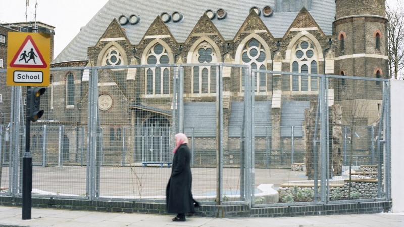 Iglesia en el este de Londres transformada en gimnasio junto a una escuela.