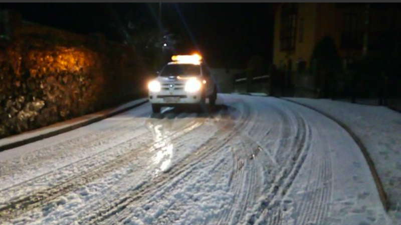 Doce vehículos atascados en carreteras por la nieve, cinco en la A-67