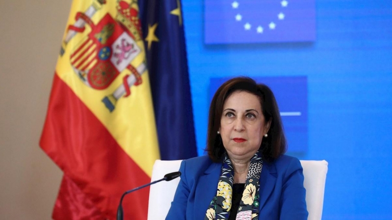 24/12/2020. La ministra de Defensa, Margarita Robles, escucha el mensaje que el presidente del Gobierno envía a las tropas en misiones humanitarias. - EFE